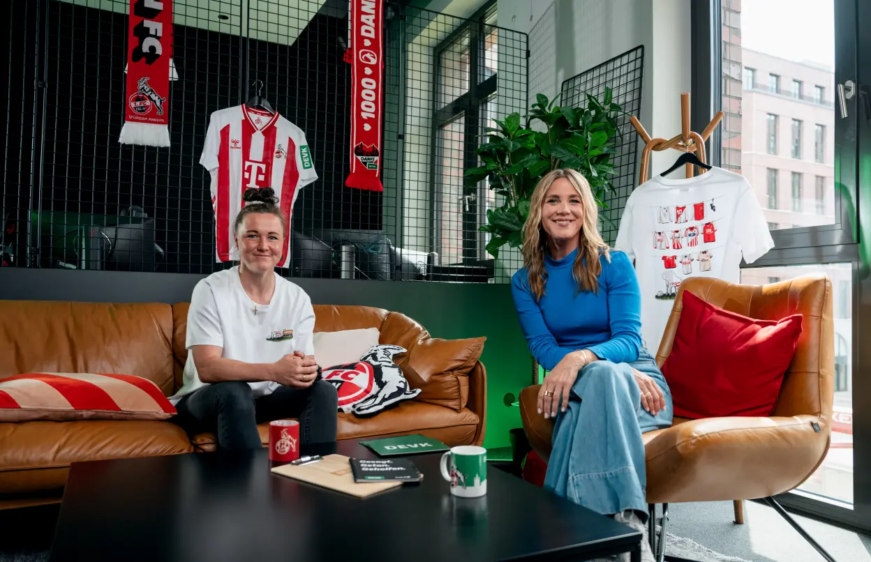 FC-Spielerin Marina Hegering und Moderatorin Alina Merkau sitzen zusammen auf Sofa