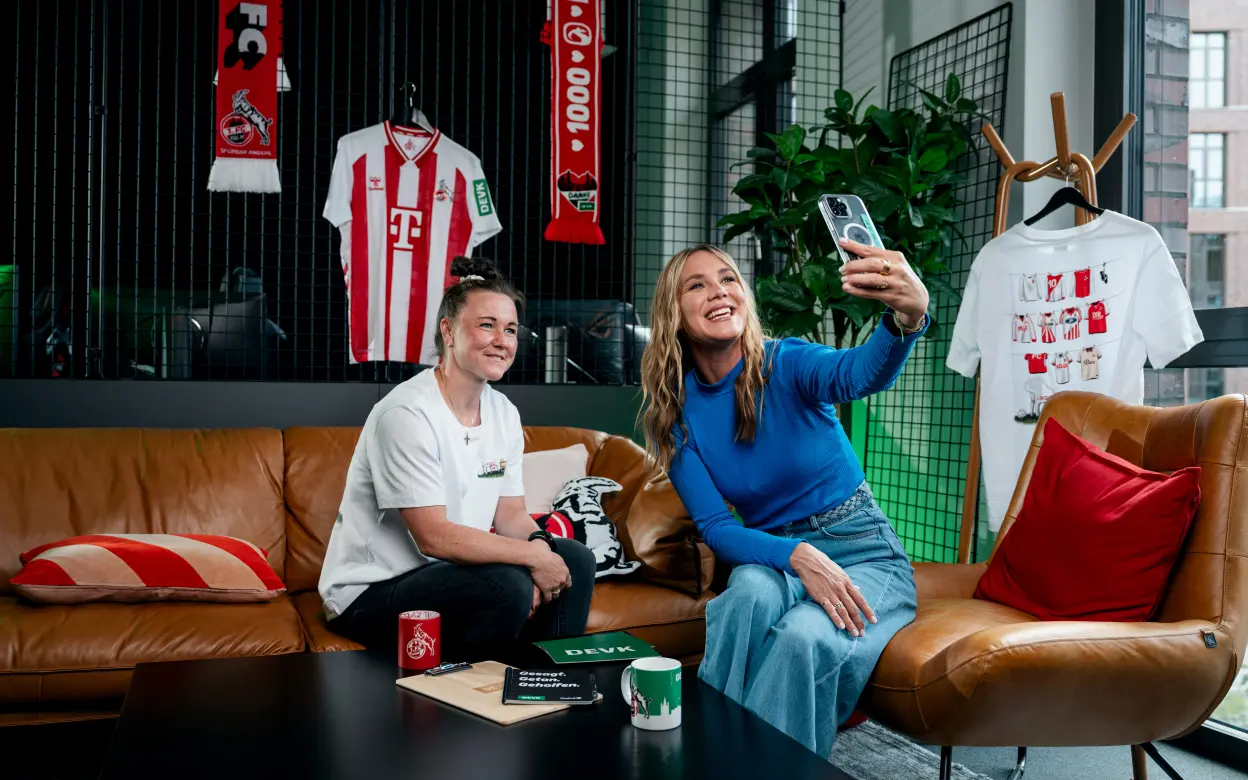 FC-Spielerin Marina Hegering und Moderatorin Alina Merkau machen zusammen ein Selfie | © André Häußer FC-Spielerin Marina Hegering und Moderatorin Alina Merkau machen zusammen ein Selfie
