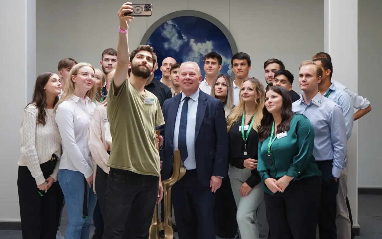 Gruppenselfie der Azubis