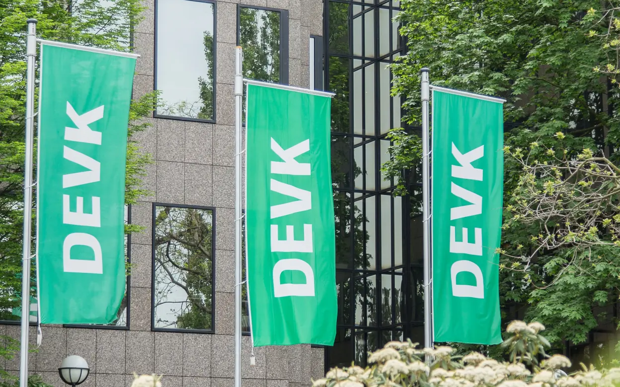 Fahnen vor der DEVK Zentrale