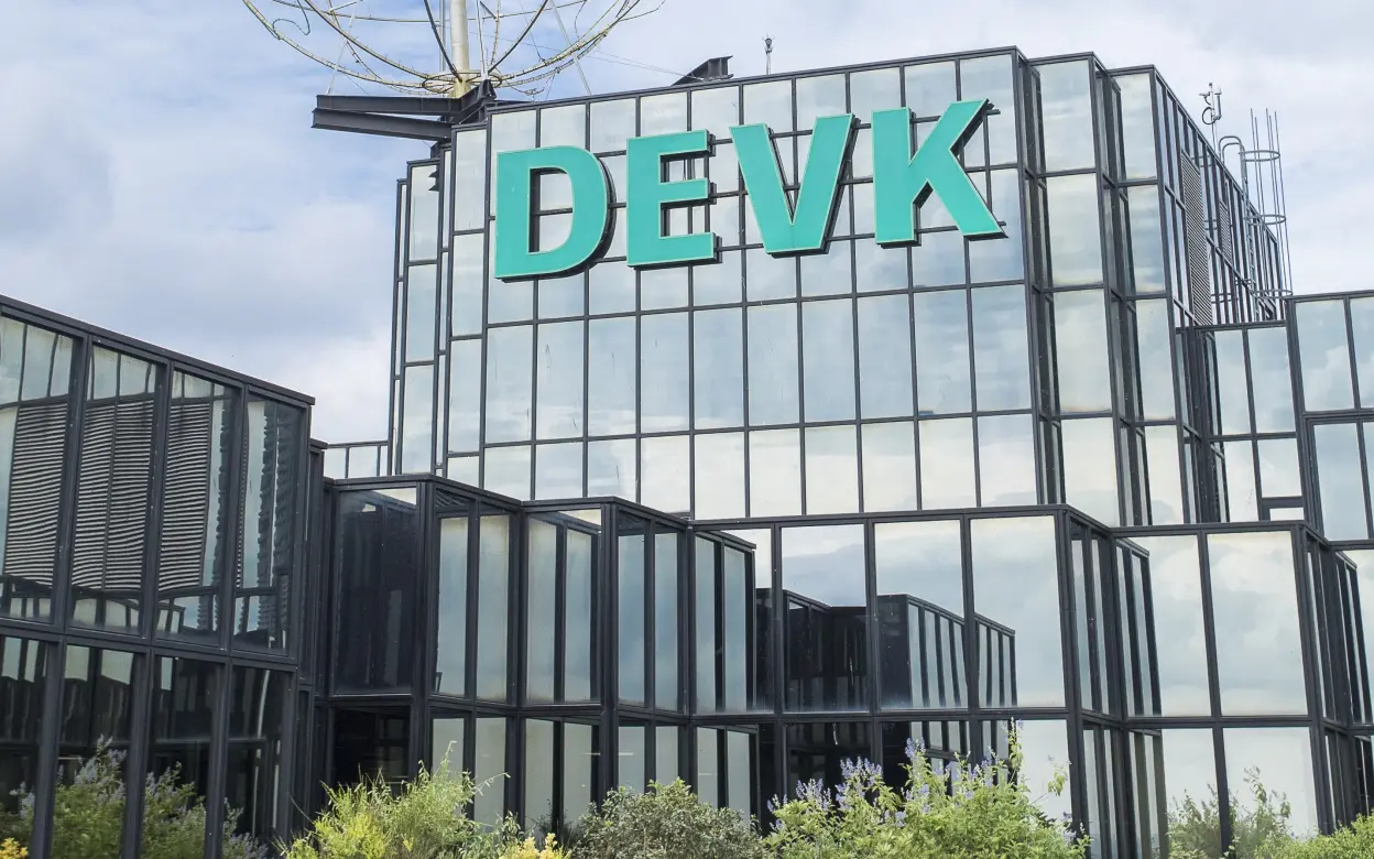 DEVK Zentrale mit Weltkugel