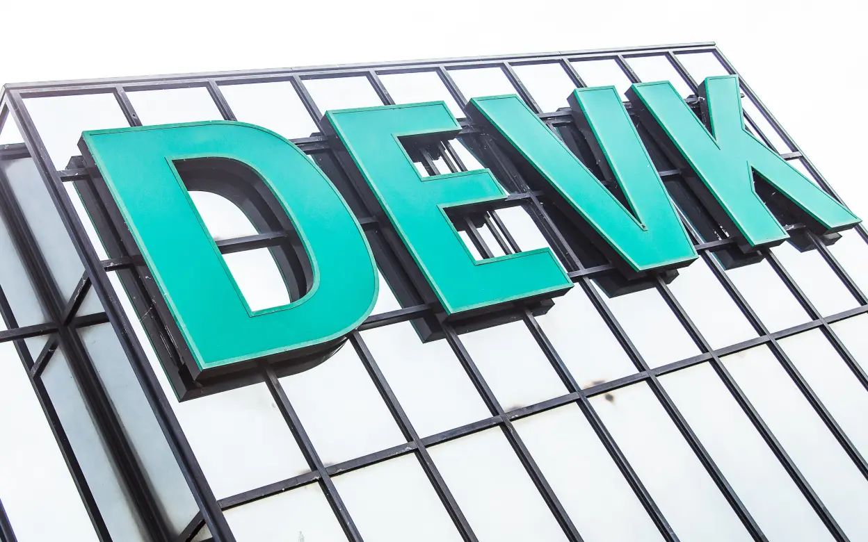 Logo an der DEVK Zentrale