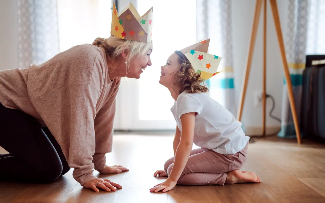 Oma und Enkelin mit Krone