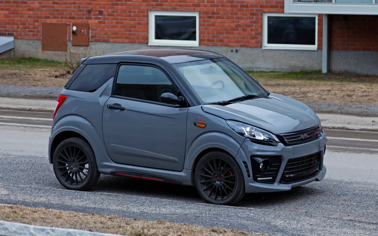 Graues Mopedauto von vorn