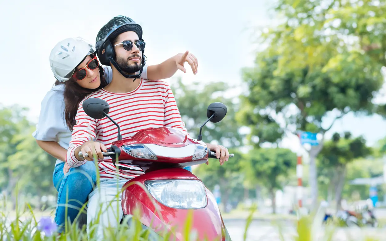 Mann und Frau auf Roller