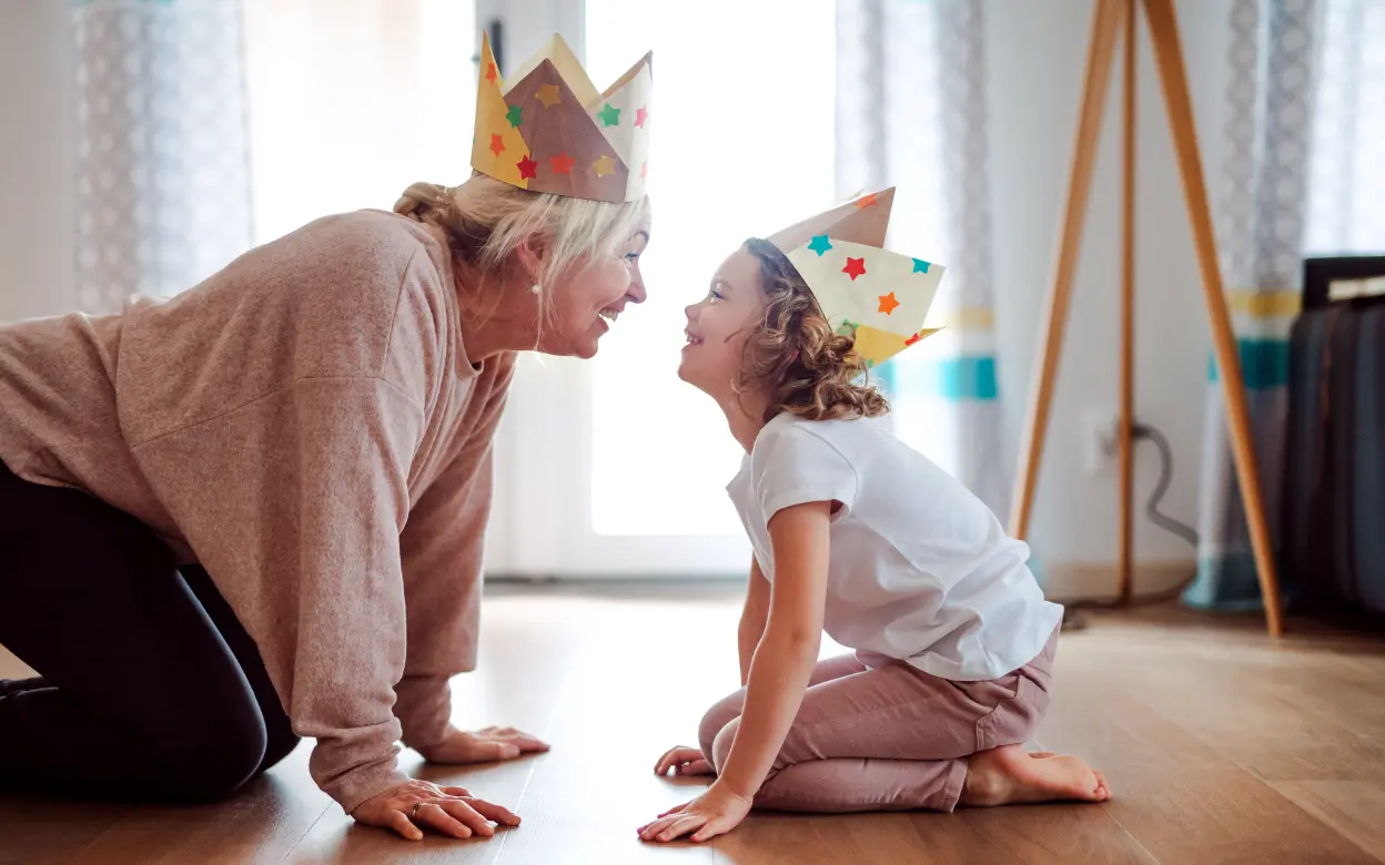 Oma und Enkelin mit Krone