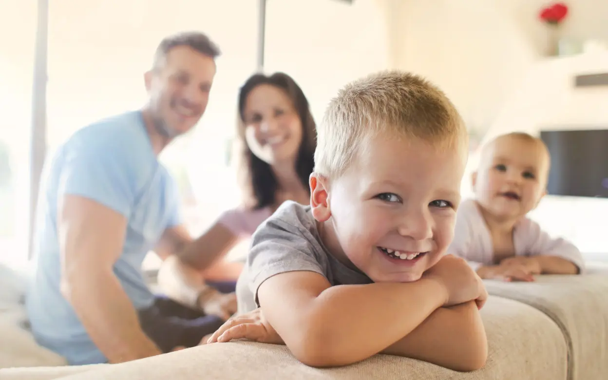 Glückliche Familie auf Sofa