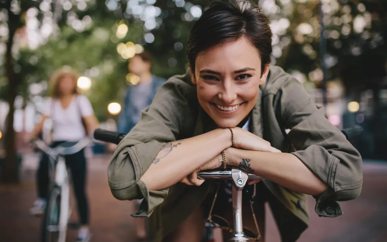 Lächelnde Fahrradfahrerin
