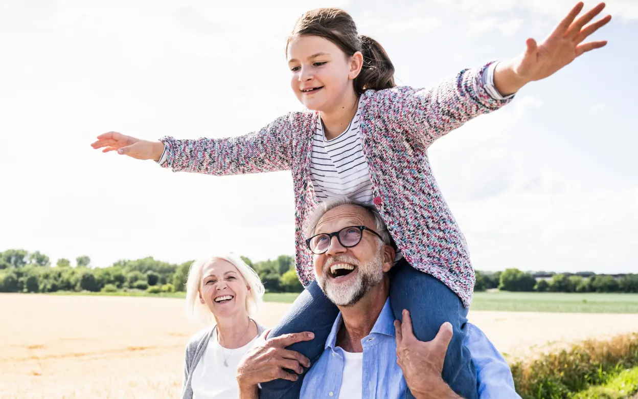 Großeltern mit Enkelin