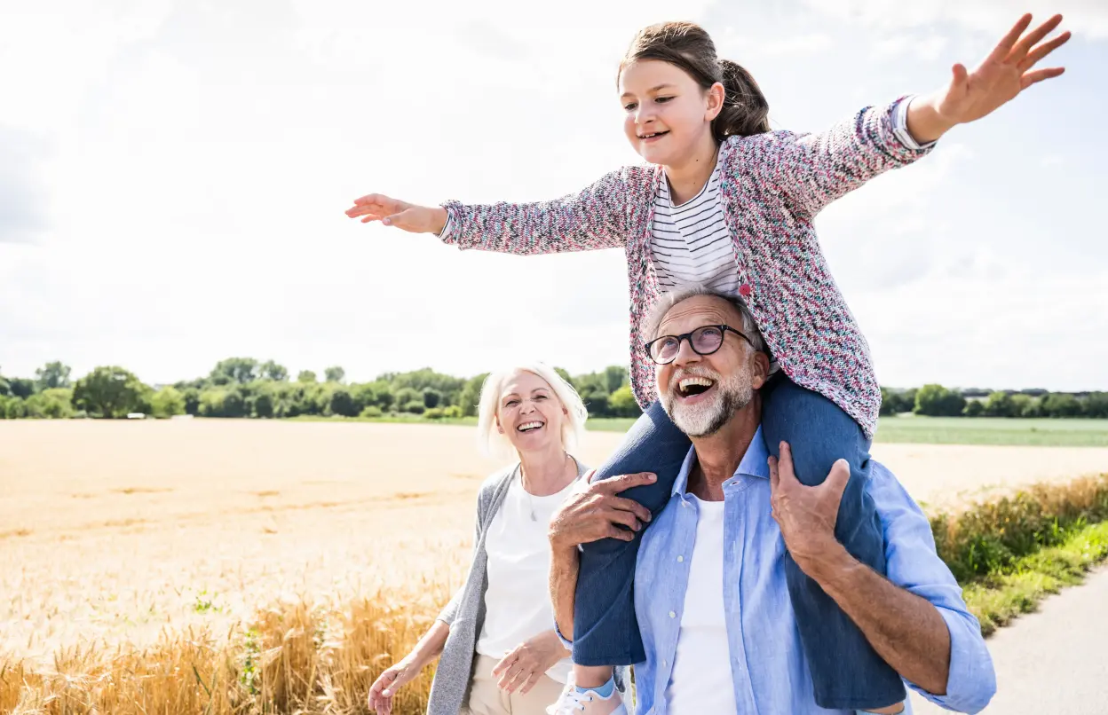 Großeltern mit Enkelin
