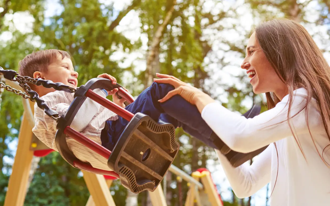 Mutter und Kind schaukeln