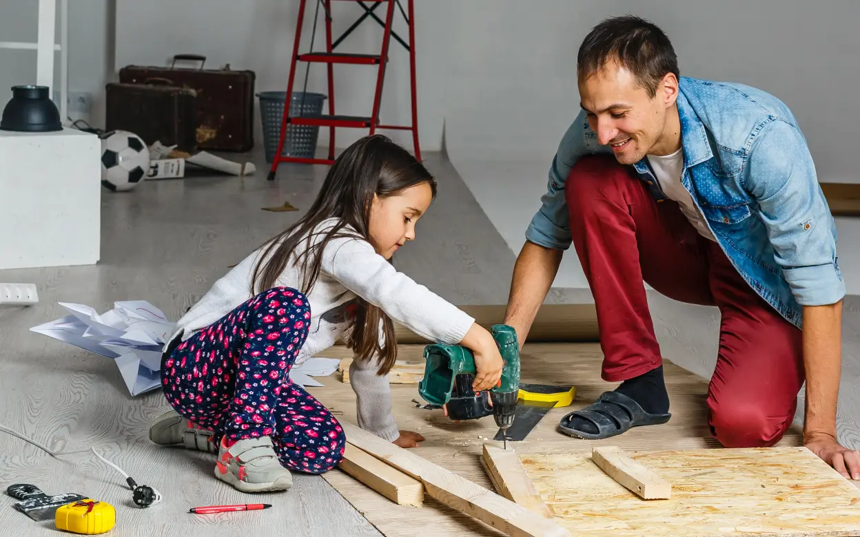 Vater und Tochter werkeln