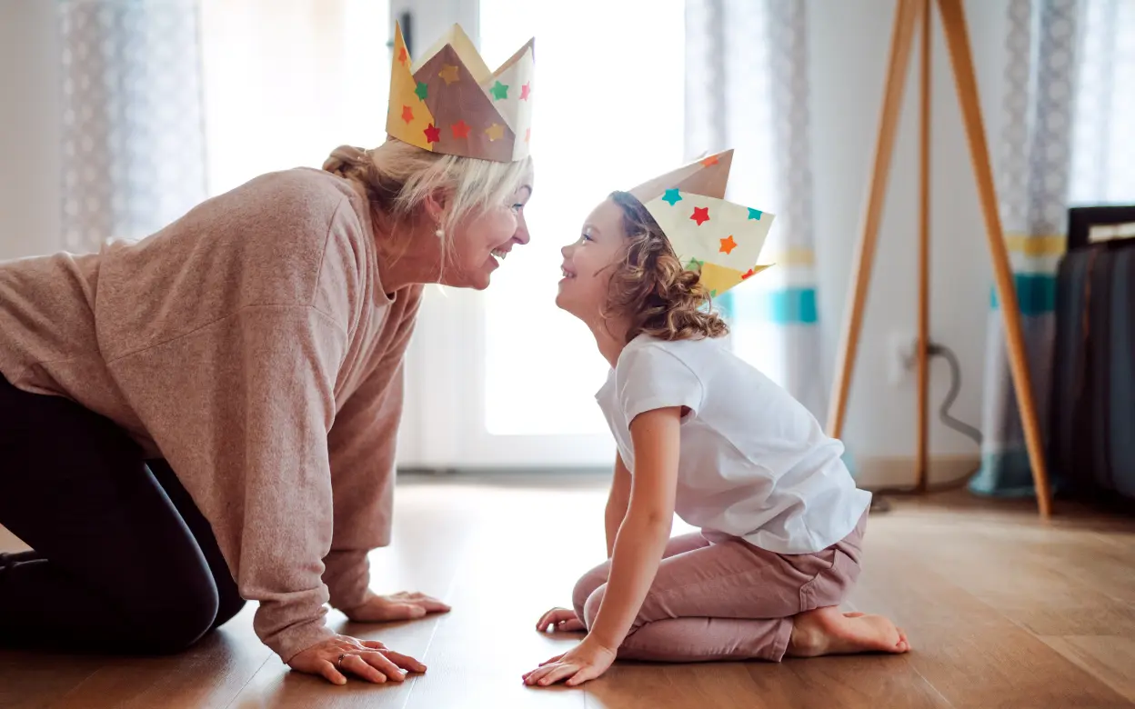 Oma und Enkelin mit Krone