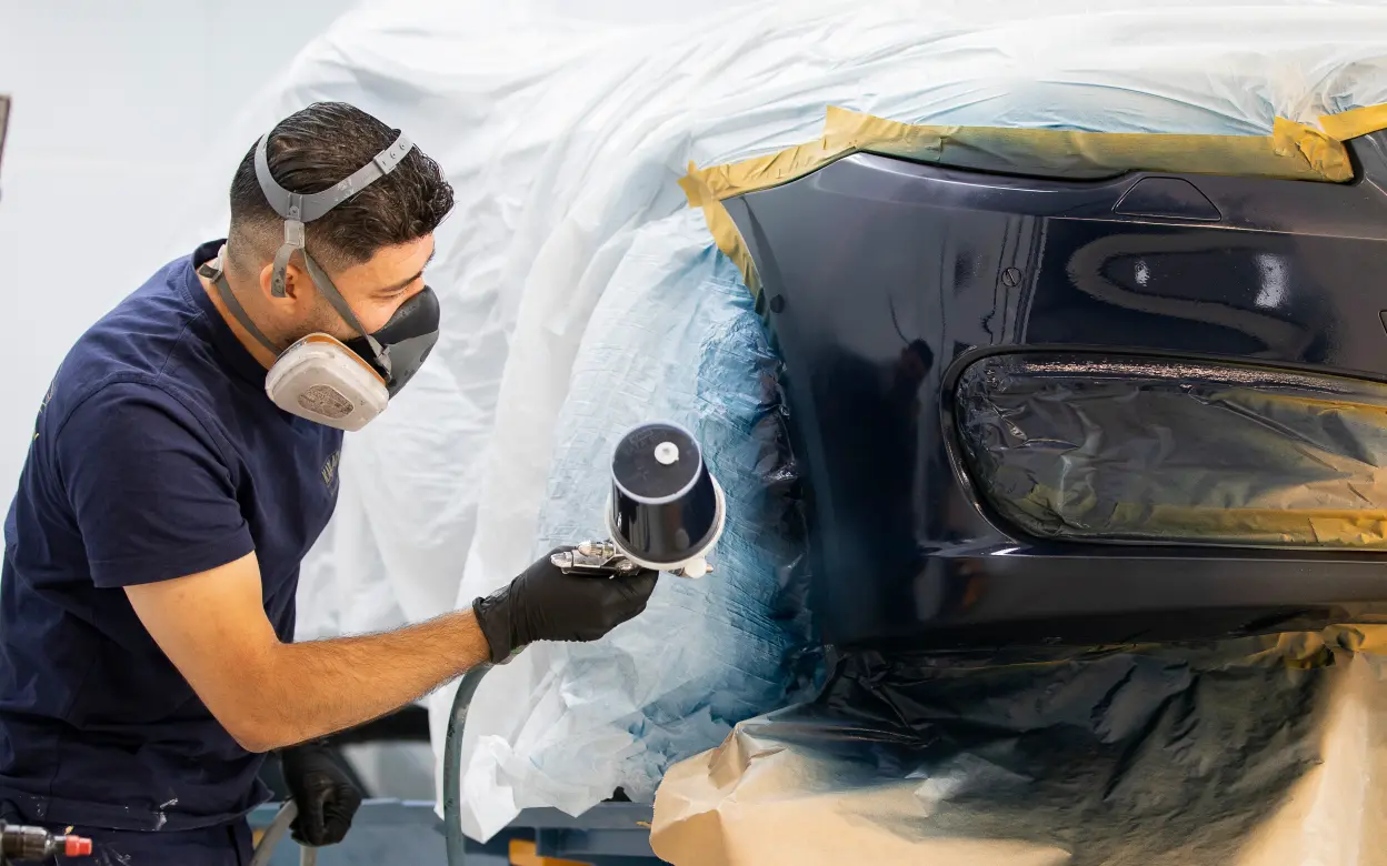 Smartrepair Mann lackiert Auto