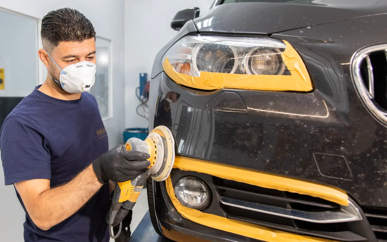 Smartrepair Mann poliert Autolack