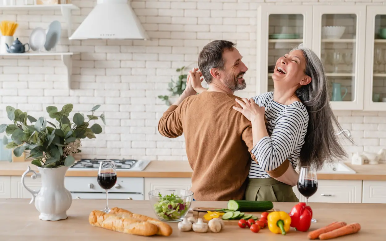 Paar tanzt in der Küche