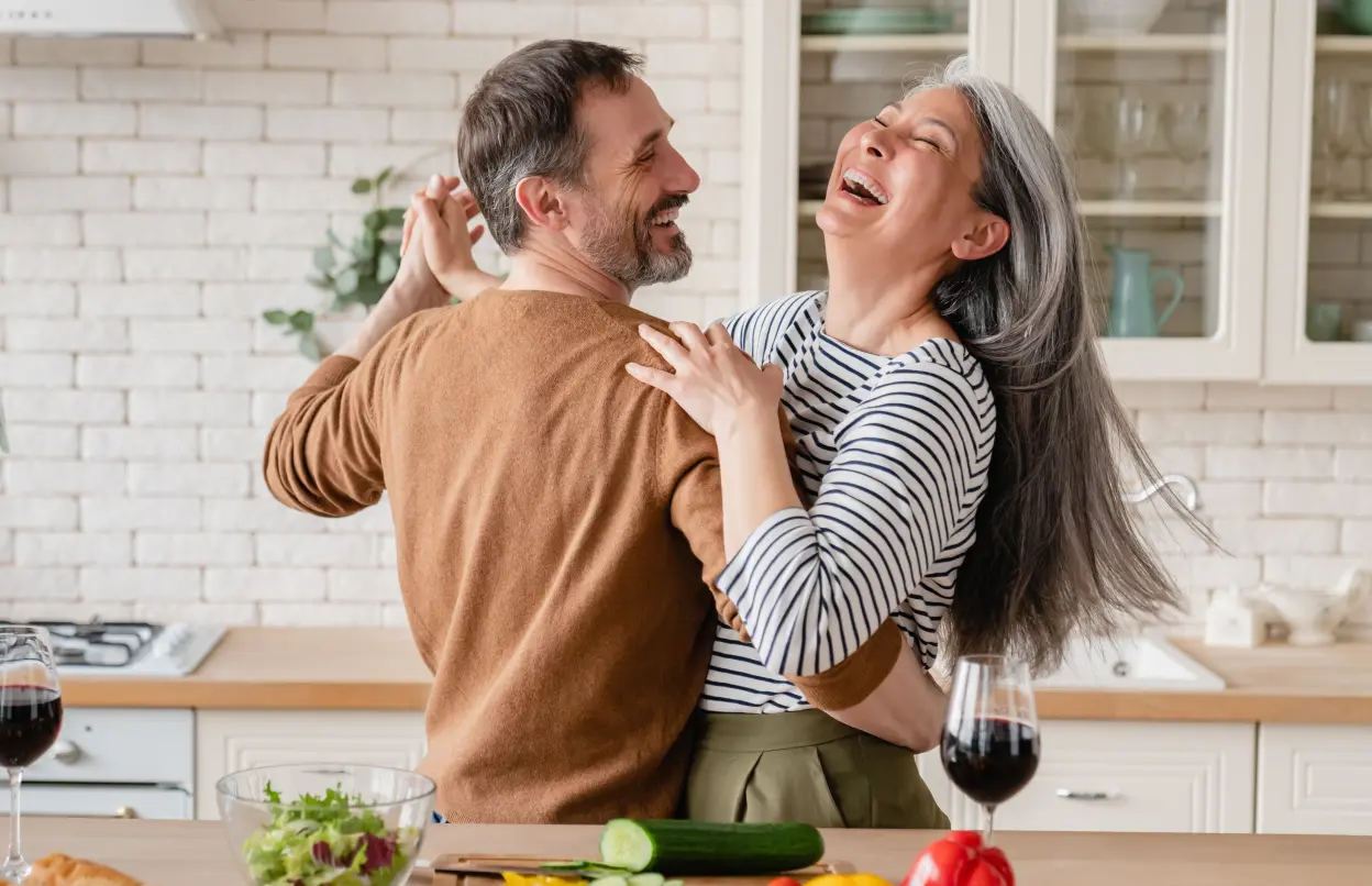Paar tanzt in der Küche
