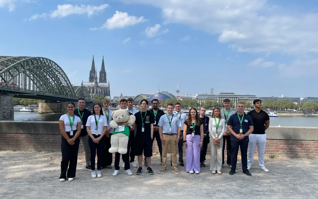 Ein Gruppenfoto der neuen Azubis mit dem Kölner Dom im Hintergrund.