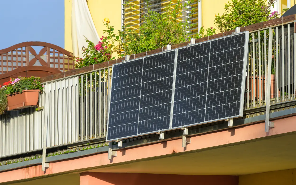 Balkonkraftwerk an gelbem Haus