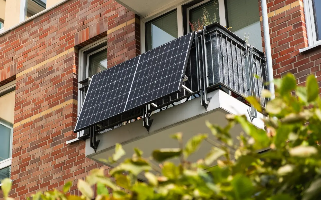 Ein Balkonkraftwerk hängt an einer Hauswand.