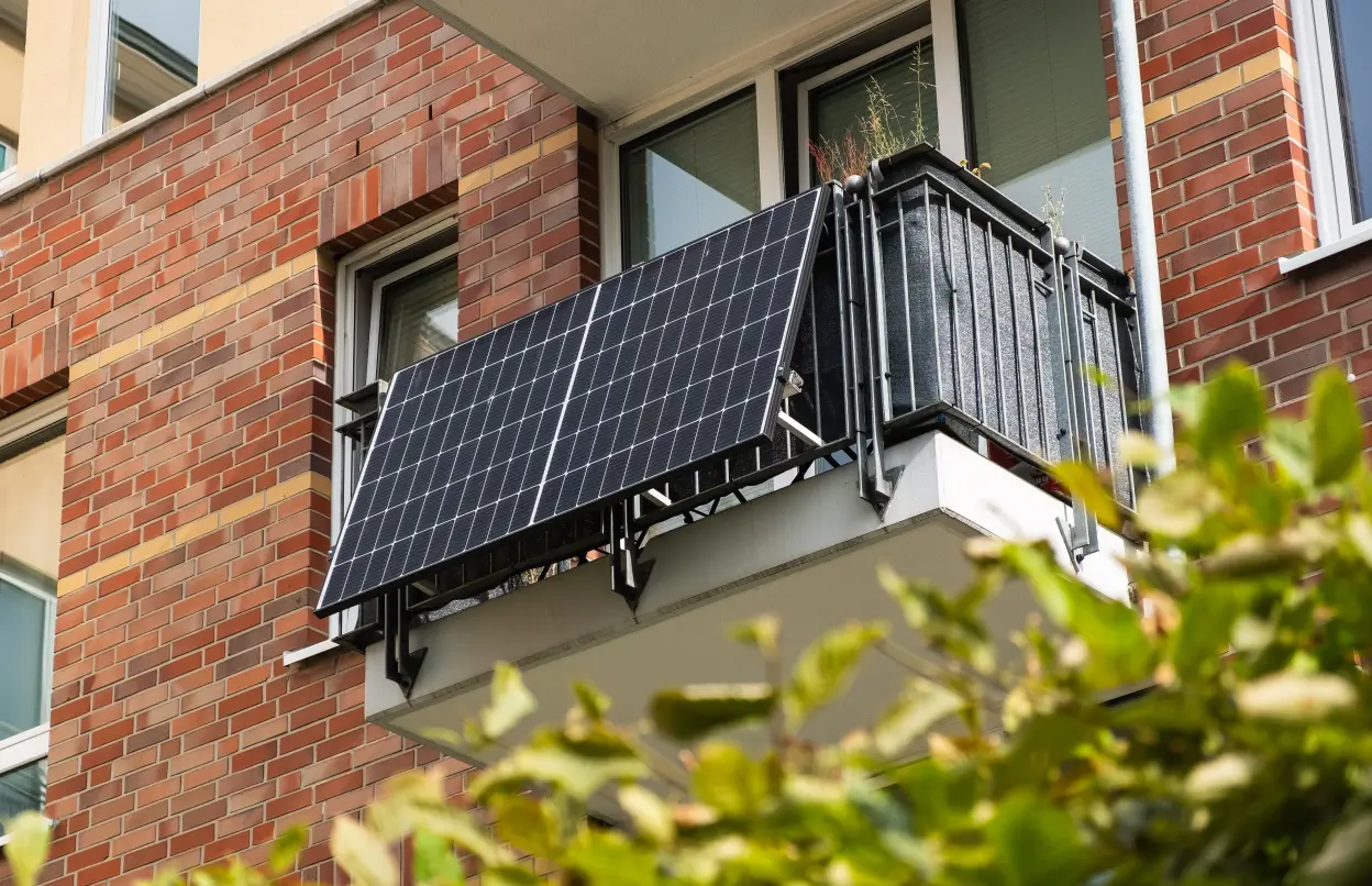 Ein Balkonkraftwerk hängt an einer Hauswand.