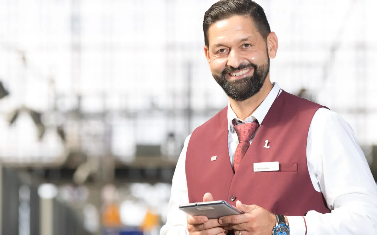 DB-Mitarbeiter am Kölner Hauptbahnhof