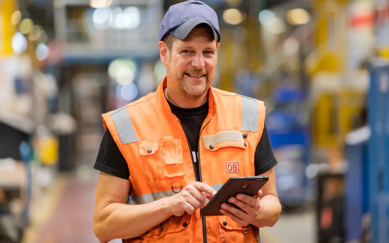 DB-Mitarbeiter im ICE-Werk