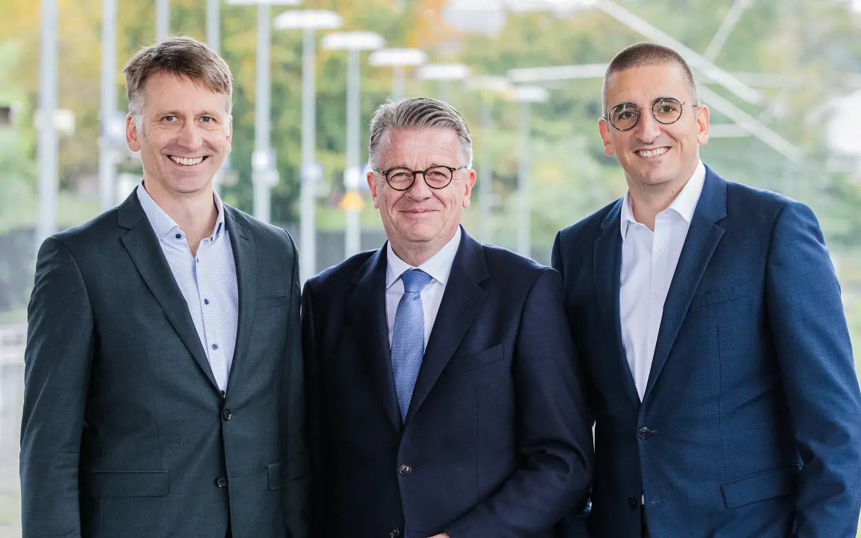 v.l. Vertragspartner Martin Schmitz (Vorstandsvorsitzender Forum für Verkehr und Logistik e.V., Dietmar Scheel (Vorstand Vertrieb und Personal DEVK Versicherungen) sowie Dr. Karsten Dietrich (Vorstand Ressort Personenversicherung AXA)