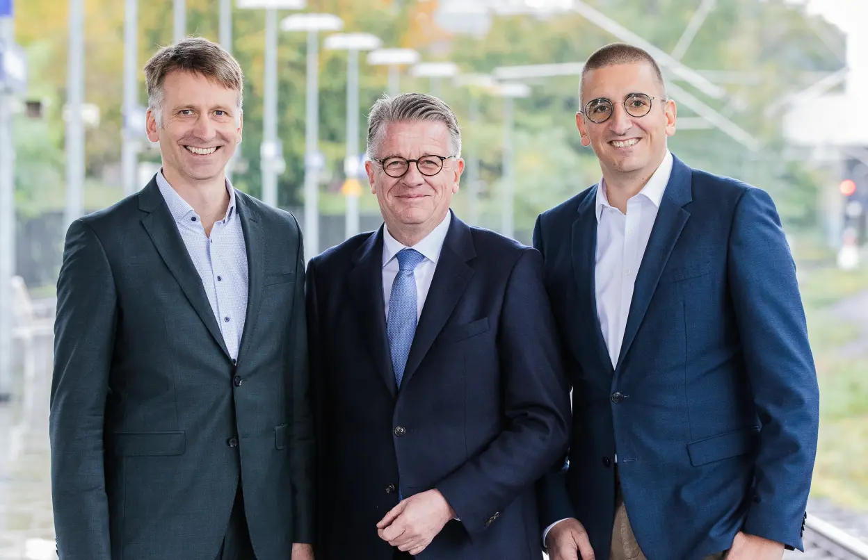 v.l. Vertragspartner Martin Schmitz (Vorstandsvorsitzender Forum für Verkehr und Logistik e.V., Dietmar Scheel (Vorstand Vertrieb und Personal DEVK Versicherungen) sowie Dr. Karsten Dietrich (Vorstand Ressort Personenversicherung AXA)