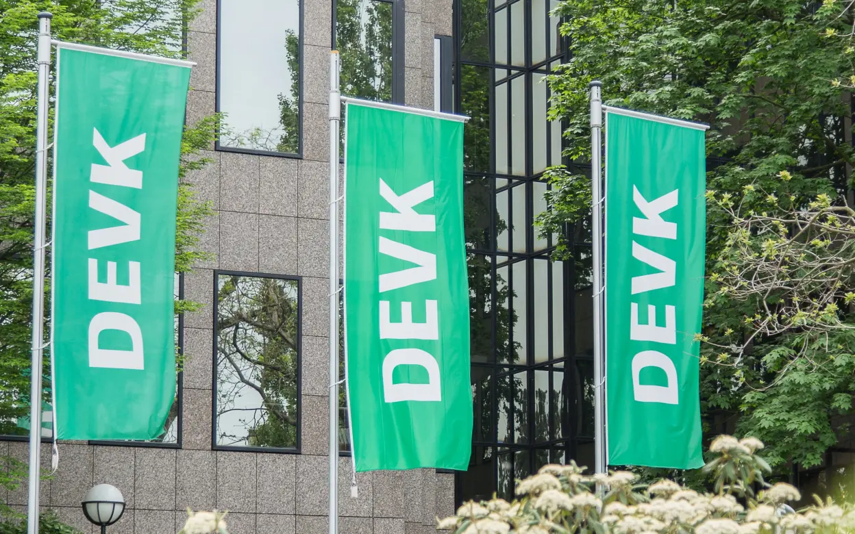 Fahnen vor DEVK-Zentrale