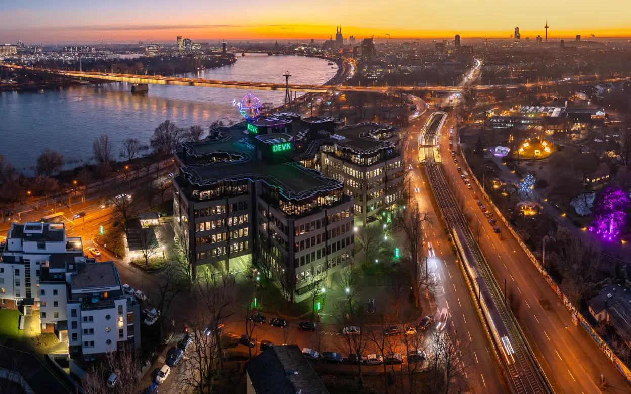 Luftaufnahme der DEVK-Zentrale bei Nacht
