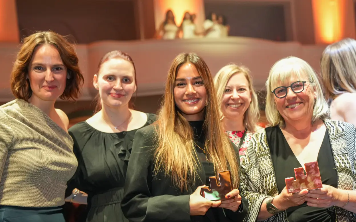 Gewinnerinnen präsentieren ihren Effie Award