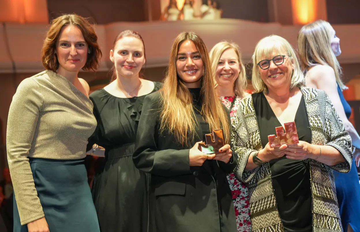 Gewinnerinnen präsentieren ihren Effie Award