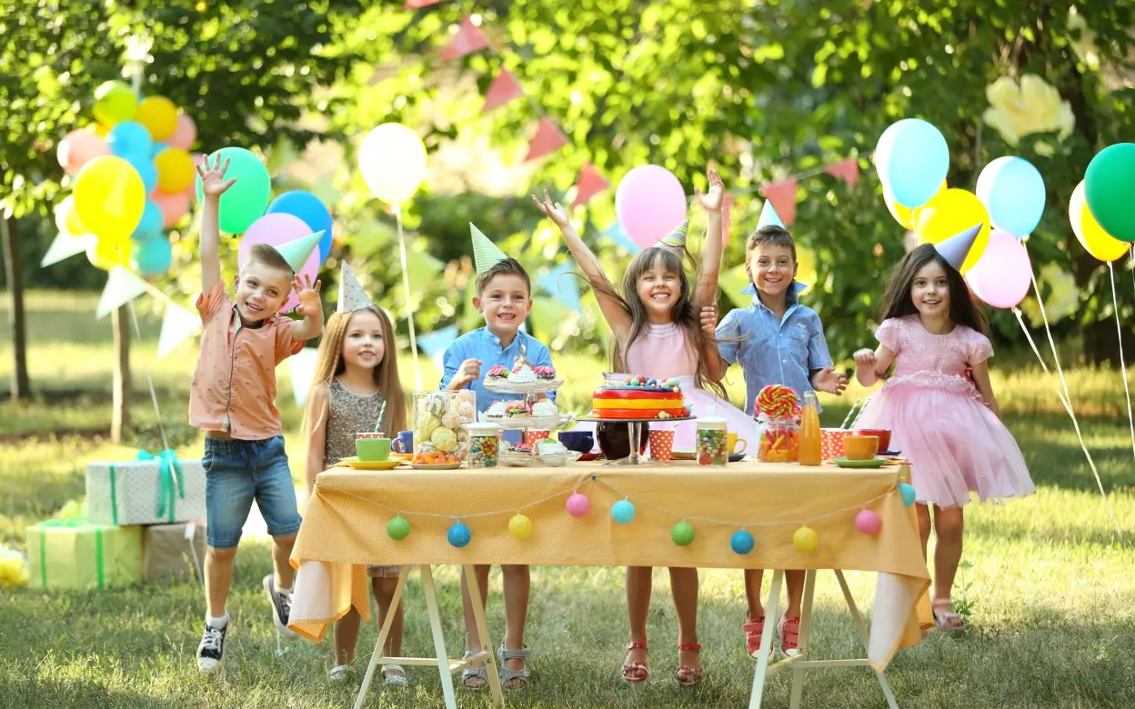 Fröhliche Kinder beim Kindergeburtstag