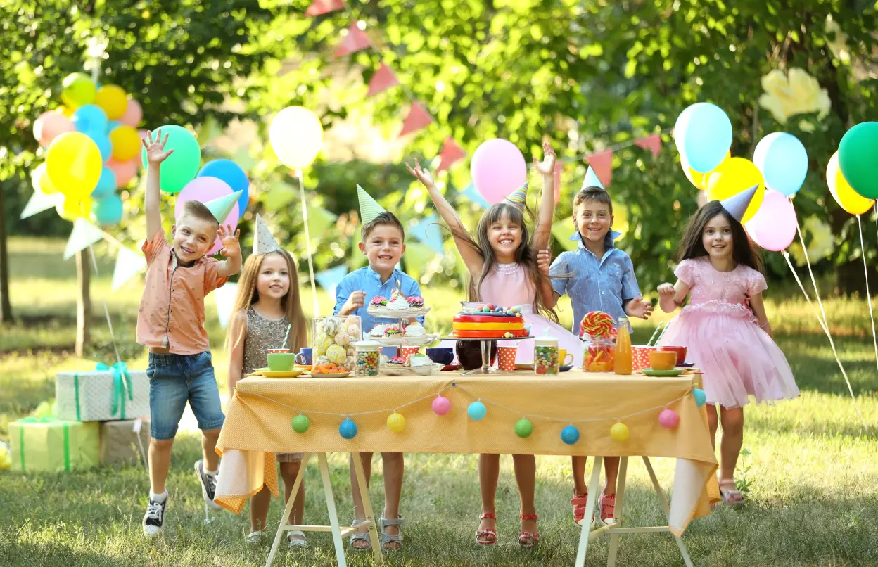 Fröhliche Kinder beim Kindergeburtstag