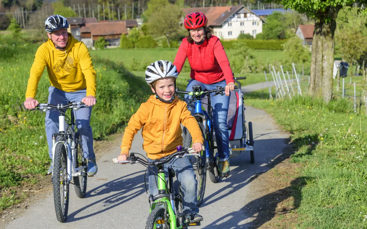 Familie macht Radausflug