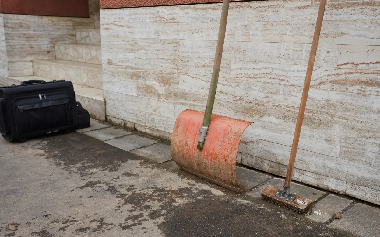 Arbeitsgeräte für Hochwasser-Aufräumarbeiten