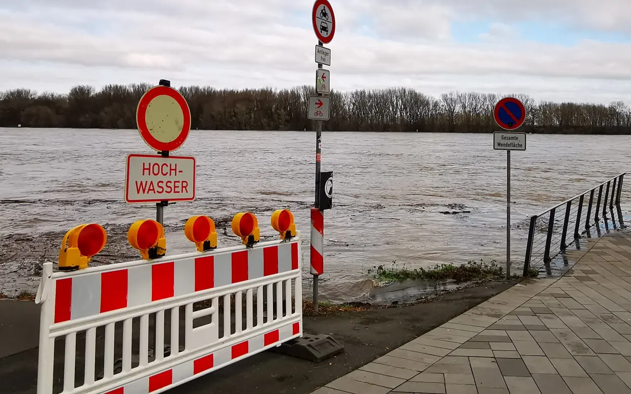 Absperrung am Rheinhochwasser