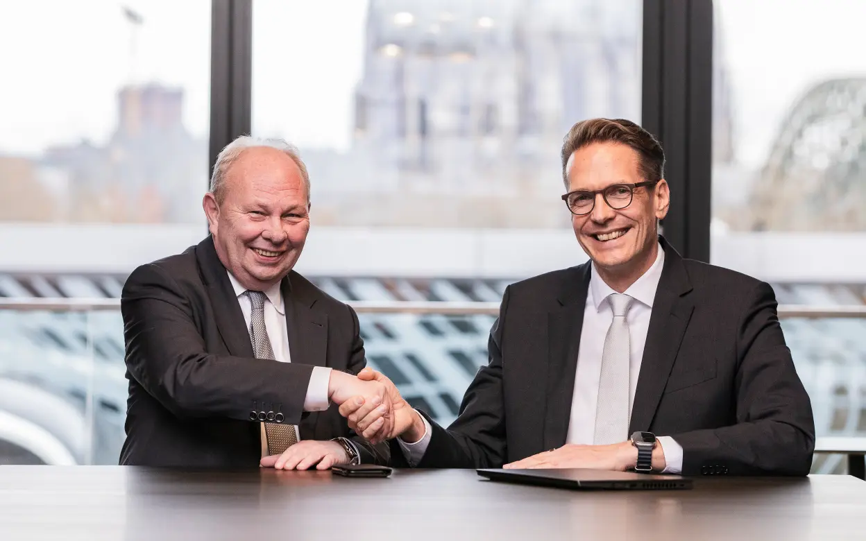 Gottfried Rüßmann und Michael Knaup schütteln sich die Hände