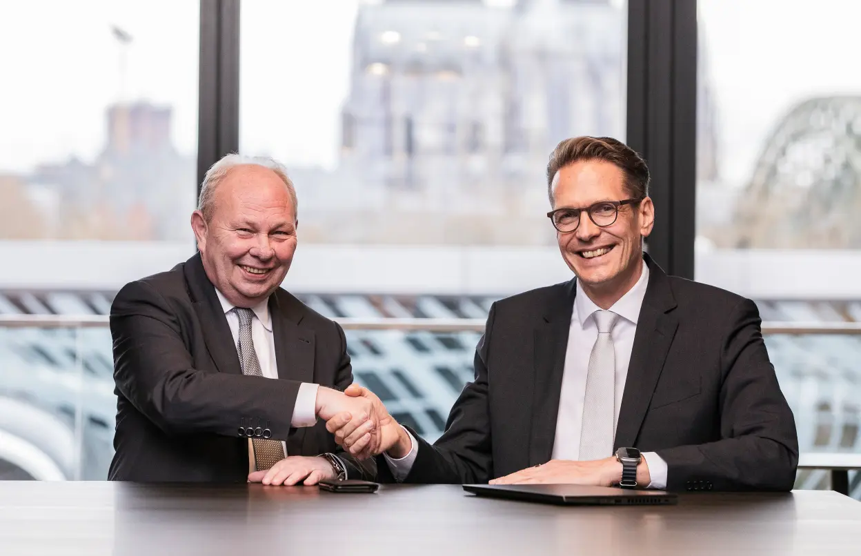 Gottfried Rüßmann und Michael Knaup schütteln sich die Hände