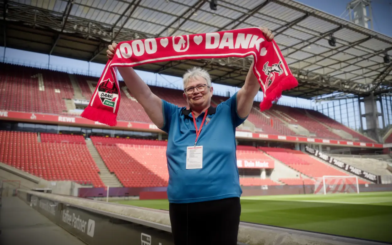 Volunteer Elke mit limitiertem Fanschal