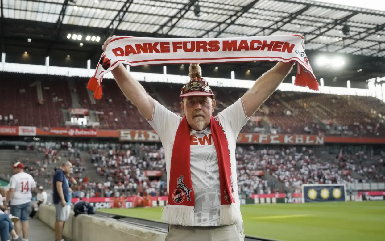 Ehrenamtlicher Helfer Gottfried mit limitiertem Fanschal