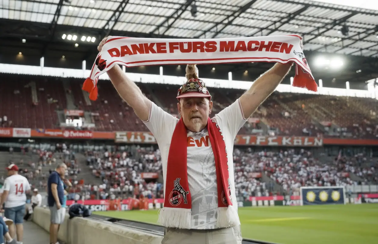 Ehrenamtlicher Helfer Gottfried mit limitiertem Fanschal