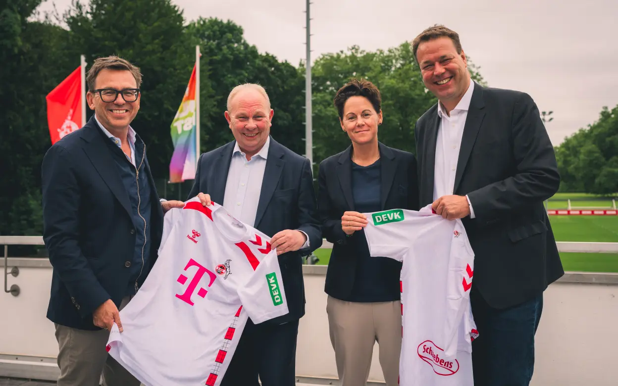 Markus Rejek (FC-Geschäftsführer), Gottfried Rüßmann (DEVK-Vorstandsvorsitzender), Nicole Bender Rummler (FC-Bereichsleiterin Frauen- und Mädchen-Fußball), Markus Kalkowski (DEVK-Hauptabteilungsleiter 'Unternehmenskommunikation und Digitales Kundenmanagement')