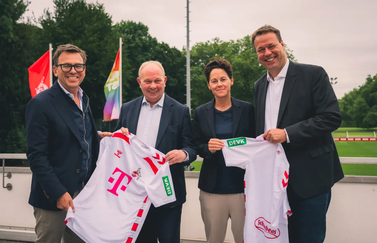 Markus Rejek (FC-Geschäftsführer), Gottfried Rüßmann (DEVK-Vorstandsvorsitzender), Nicole Bender Rummler (FC-Bereichsleiterin Frauen- und Mädchen-Fußball), Markus Kalkowski (DEVK-Hauptabteilungsleiter 'Unternehmenskommunikation und Digitales Kundenmanagement')