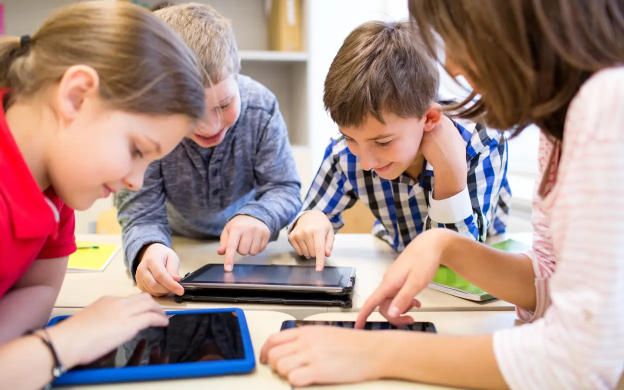 Schulkinder arbeiten gemeinsam mit Tablets