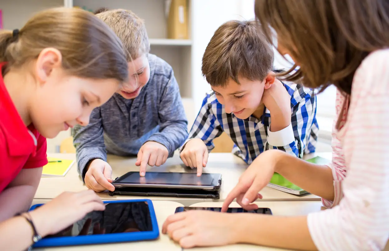 Schulkinder arbeiten gemeinsam mit Tablets