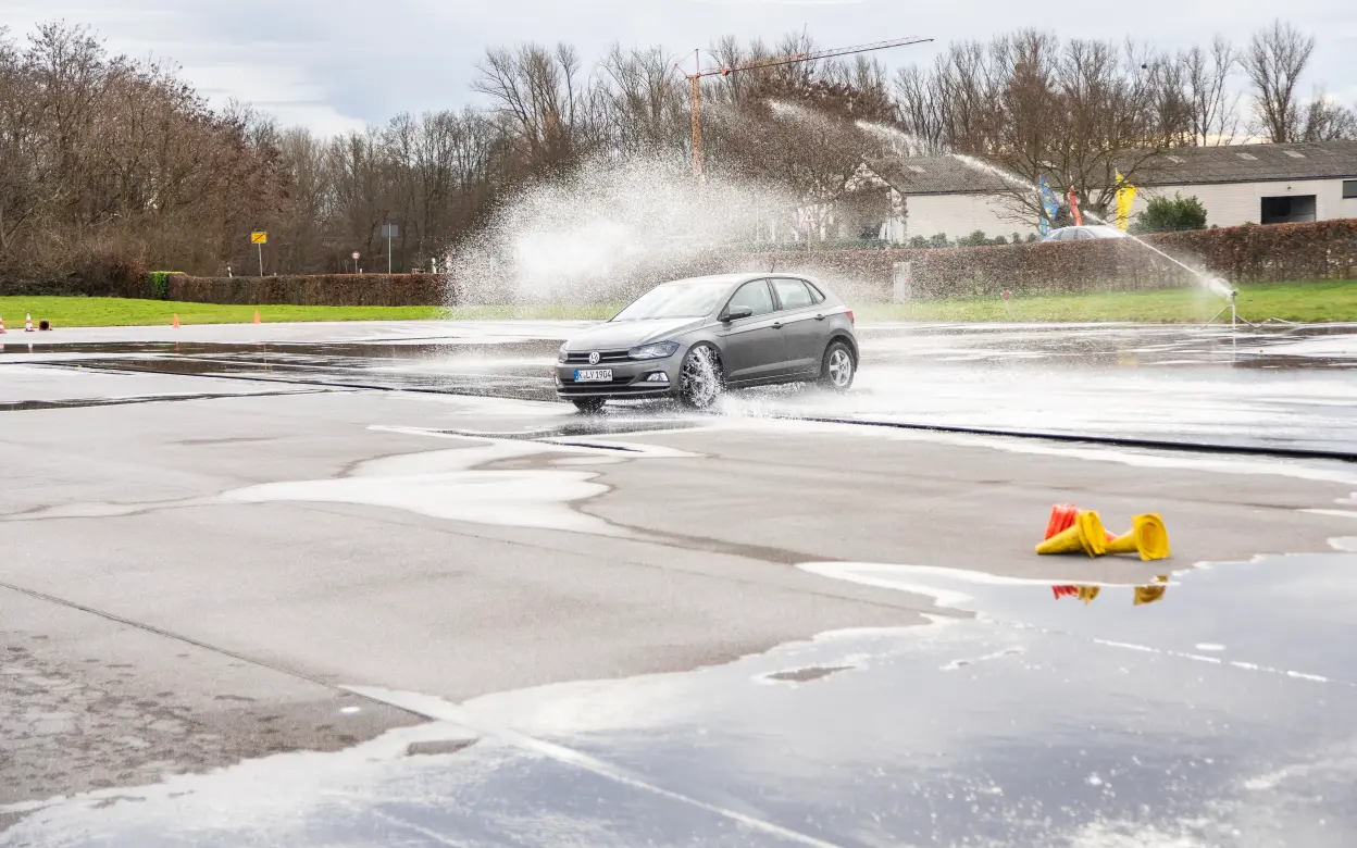 Ein Auto beim Fahrsicherheitstraining auf der Straße.