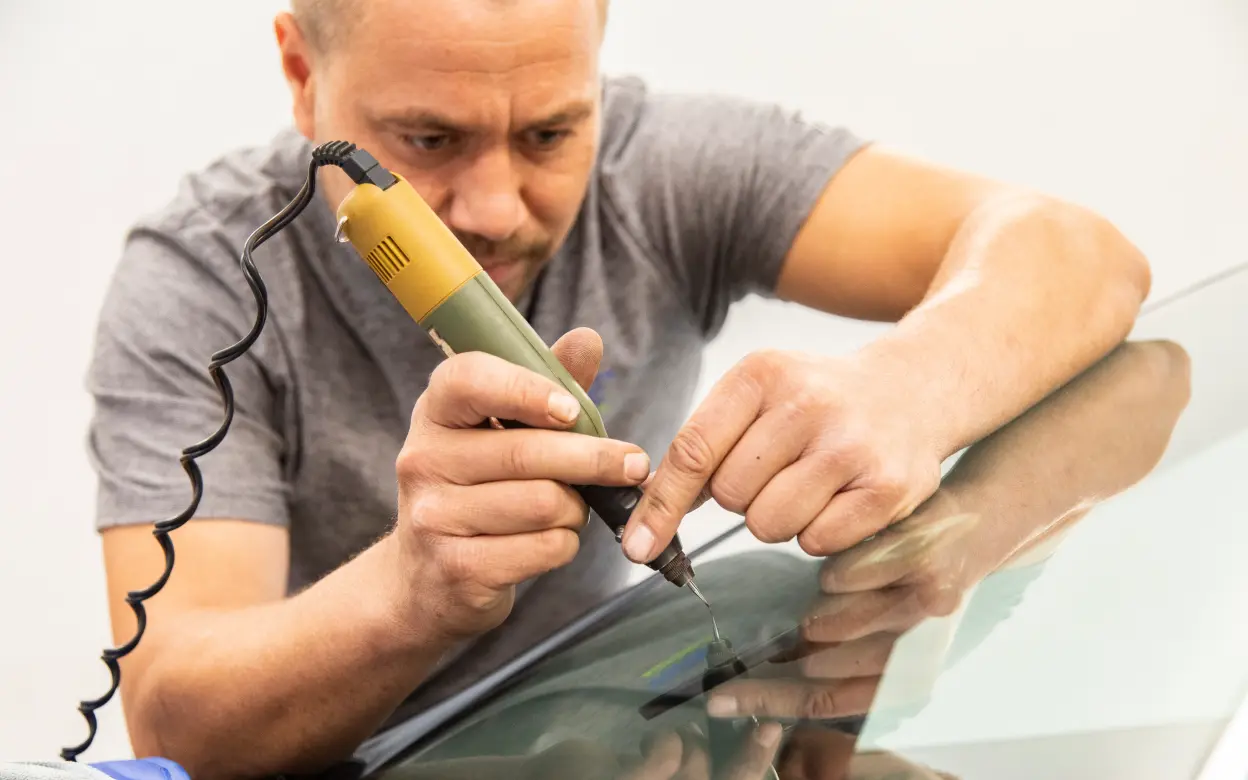 Mechaniker bei Windschutzscheibenreparatur