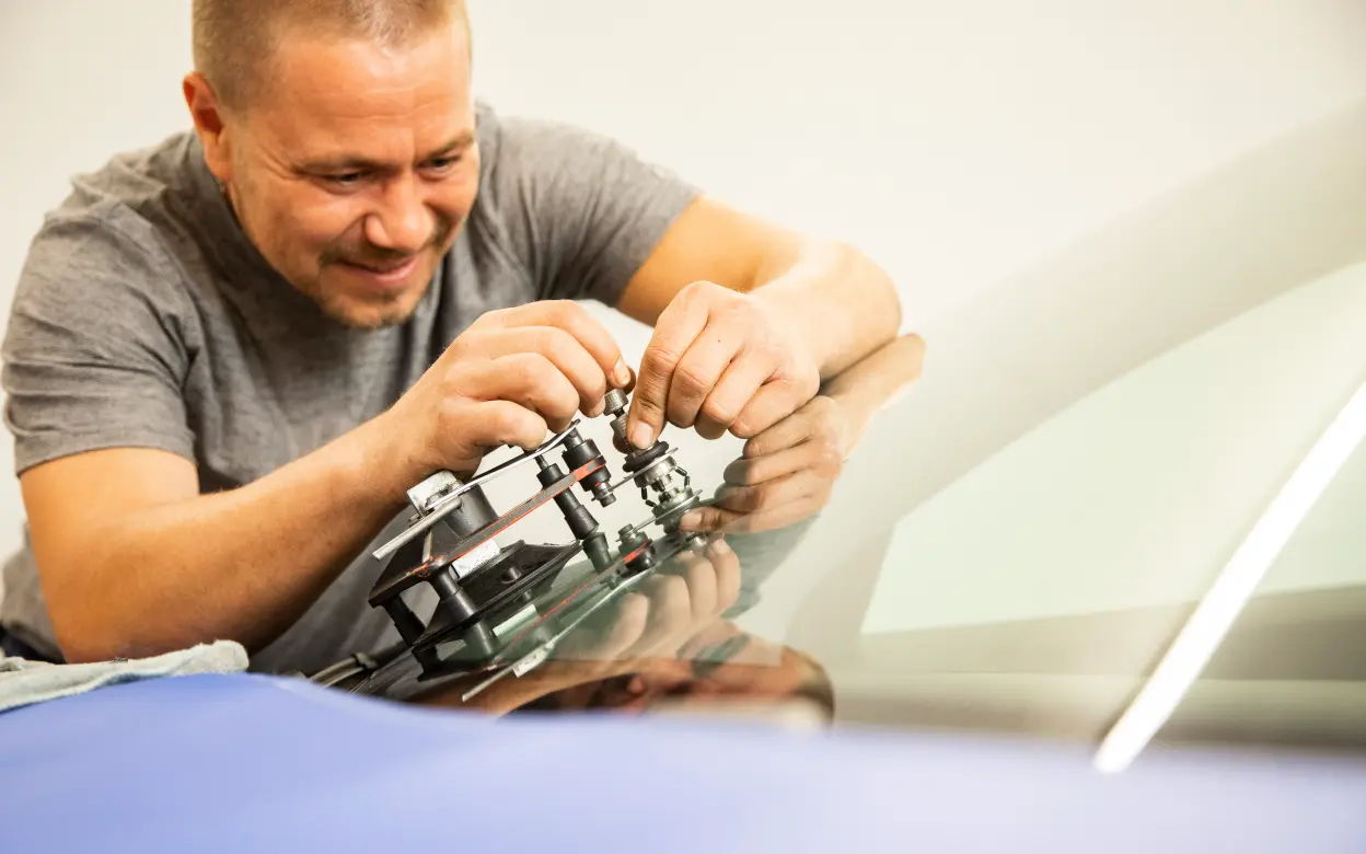 Mechaniker bei Steinschlagreparatur